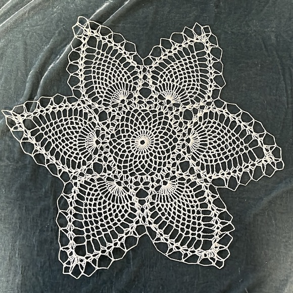 2 Pc VTG Star Starched Doilies - Picture 6 of 6